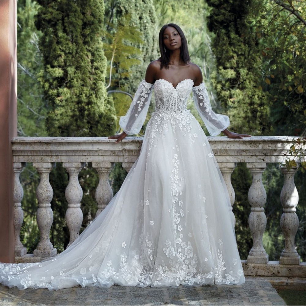 Demetrios Style 1184 wedding dress in the color ivory
(brand new & never worn)